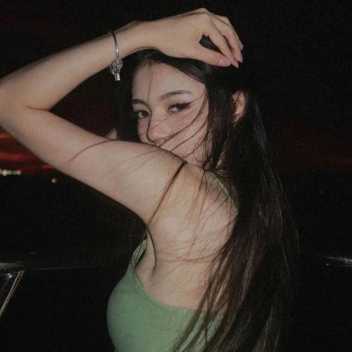 戴金色面具的男子